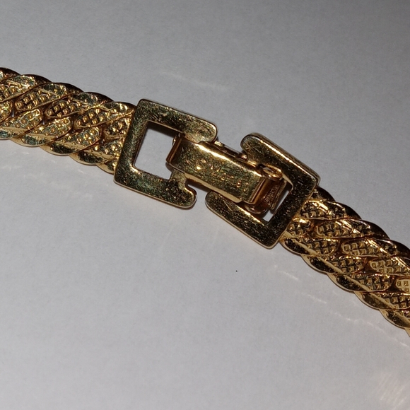 Vintage Monet EUC 16" 18K Gold Plated Herringbone Chain Necklace - Picture 8 of 11